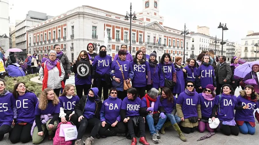 Participantes de la cadena feminista, convocada por la Comisión del 8M en el centro de Madrid. 