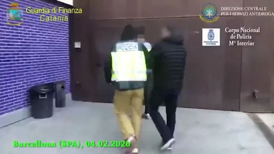 La Policía Nacional con uno de los traficantes detenidos. La Policía Nacional con uno de los traficantes detenidos.