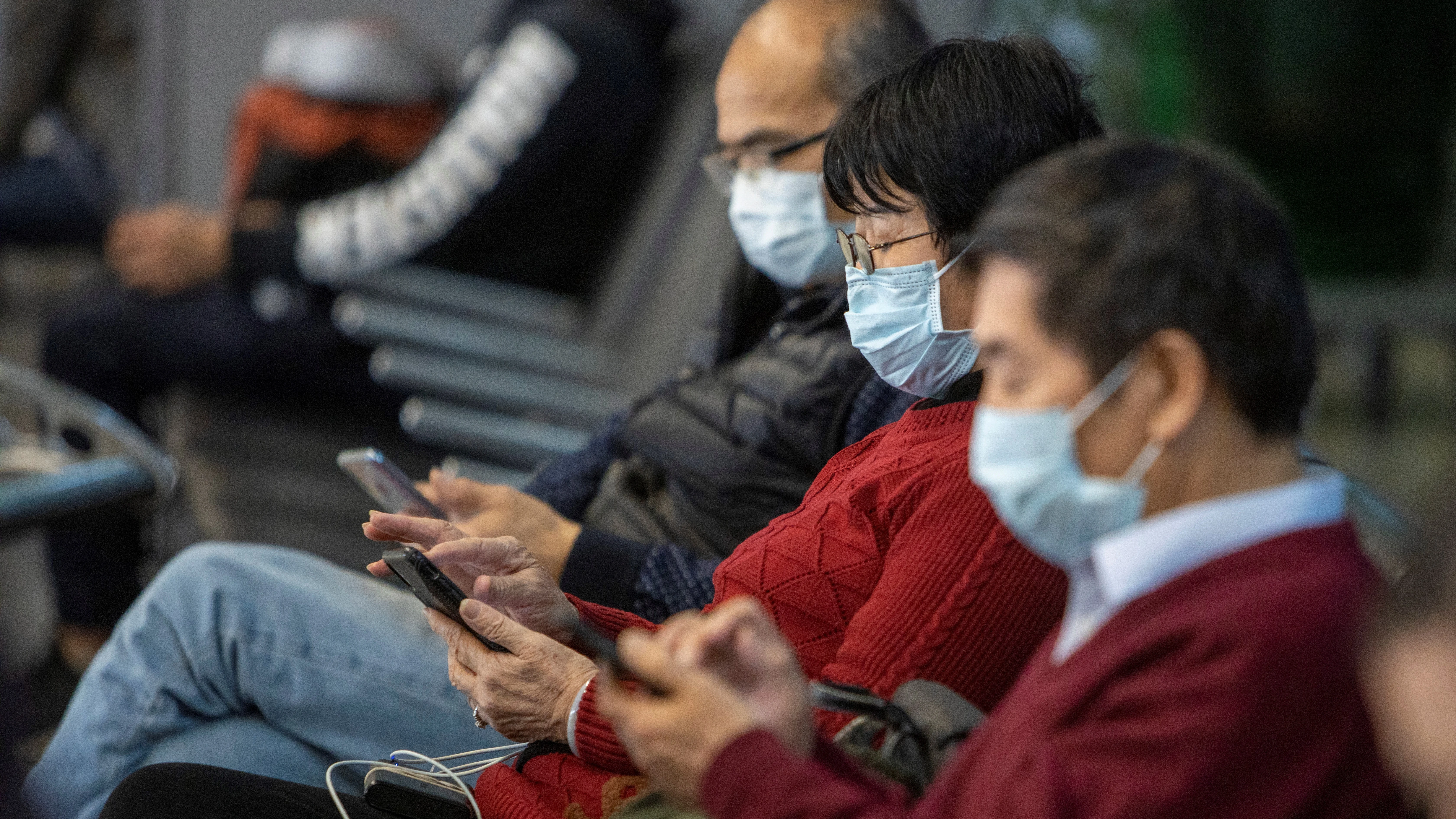 Imagen de personas con mascarillas en Wuhan