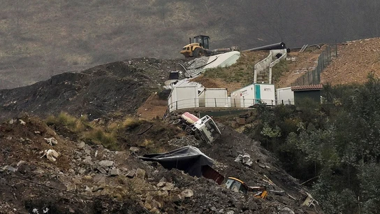 Imagen de las labores de excavación y búsqueda de los dos desaparecidos Imagen de las labores de excavación y búsqueda de los dos desaparecidos