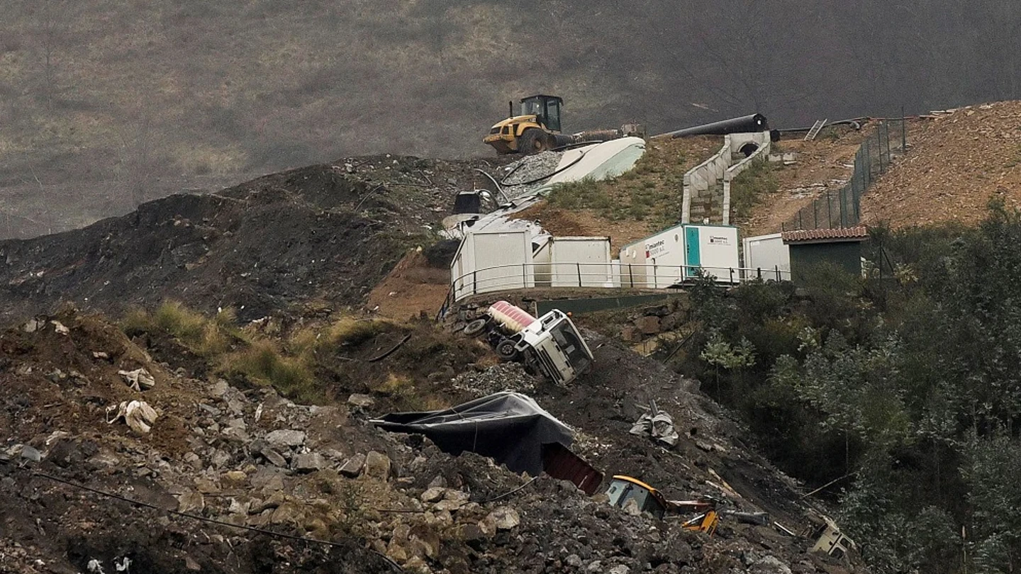 Imagen de las labores de excavación y búsqueda de los dos desaparecidos Imagen de las labores de excavación y búsqueda de los dos desaparecidos