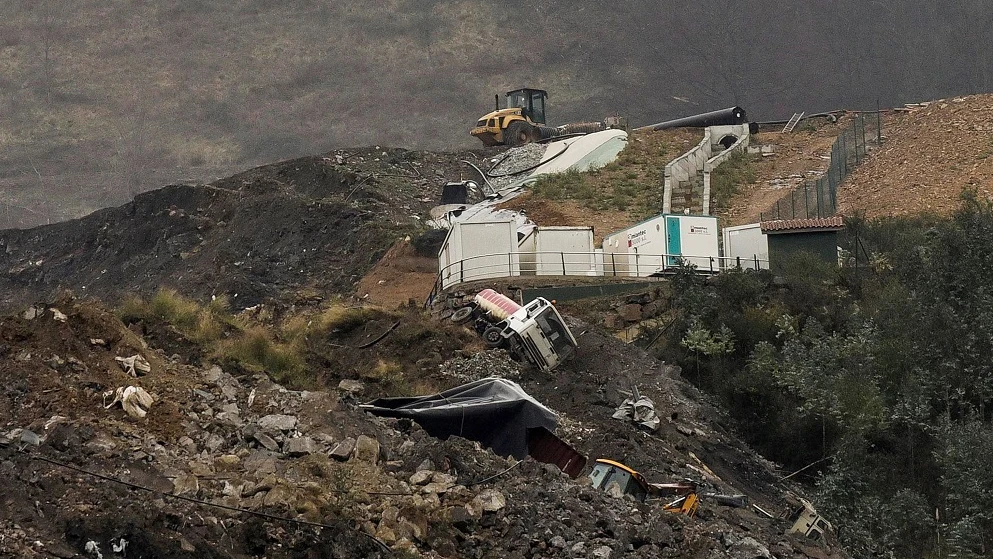 Imagen de las labores de excavación y búsqueda de los dos desaparecidos