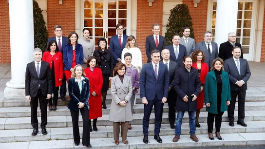 Sánchez posa junto con los miembros de su gabinete en la foto de familia en la Moncloa antes del primer Consejo de Ministros del Gobierno Sánchez posa junto con los miembros de su gabinete en la foto de familia en la Moncloa antes del primer Consejo de Ministros del Gobierno