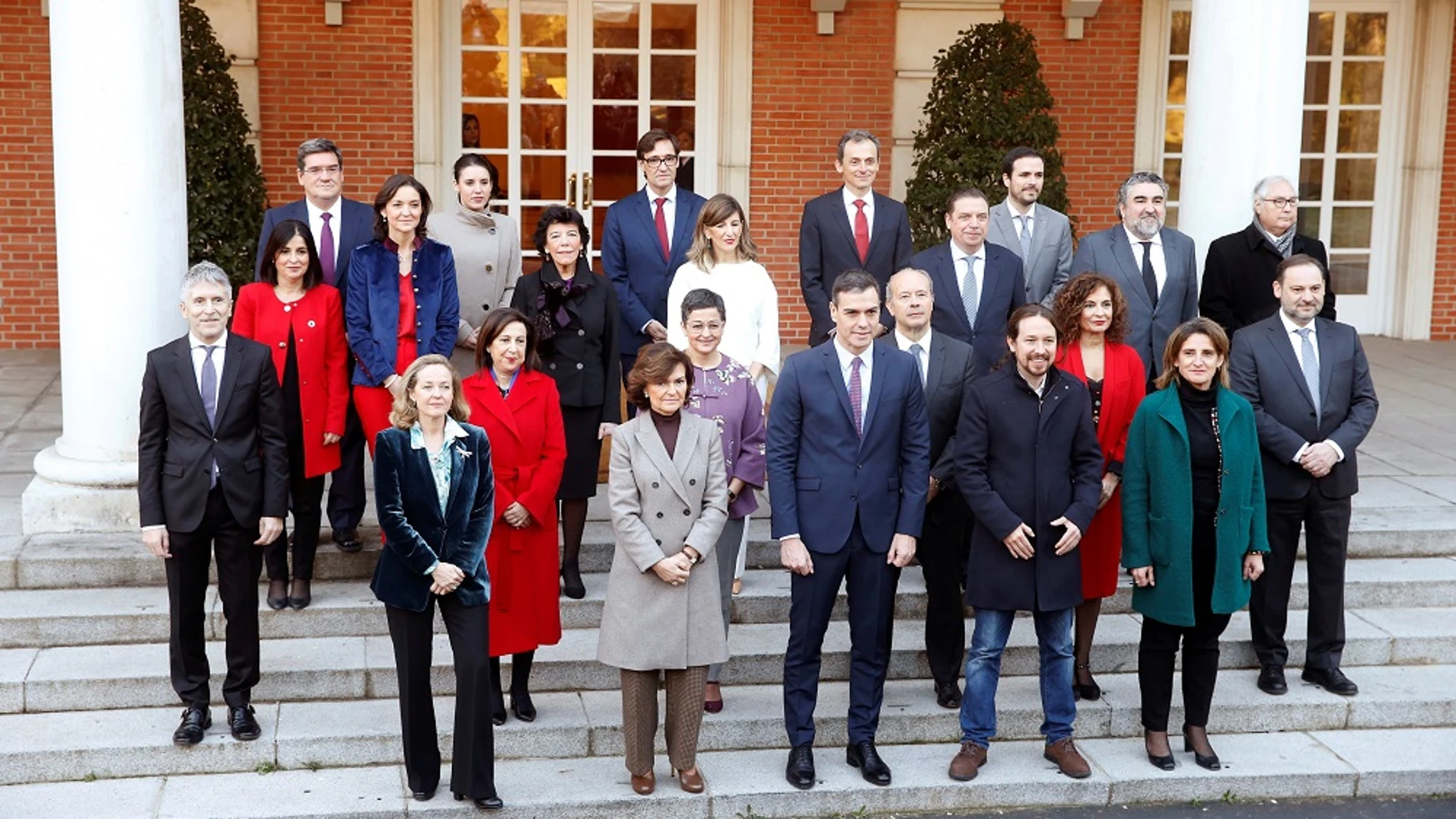 Sánchez posa junto con los miembros de su gabinete en la foto de familia en la Moncloa antes del primer Consejo de Ministros del Gobierno