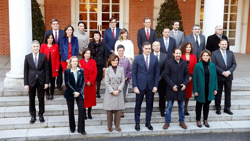 Sánchez posa junto con los miembros de su gabinete en la foto de familia en la Moncloa antes del primer Consejo de Ministros del Gobierno