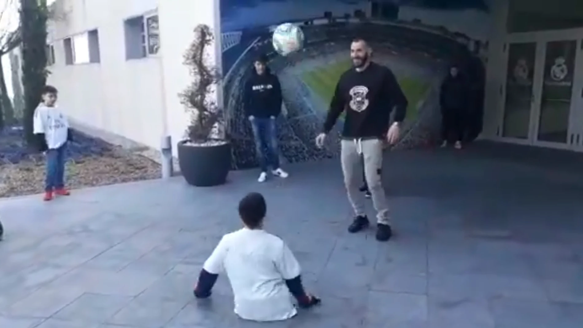 El emotivo momento de Benzema jugando con un niño sin piernas