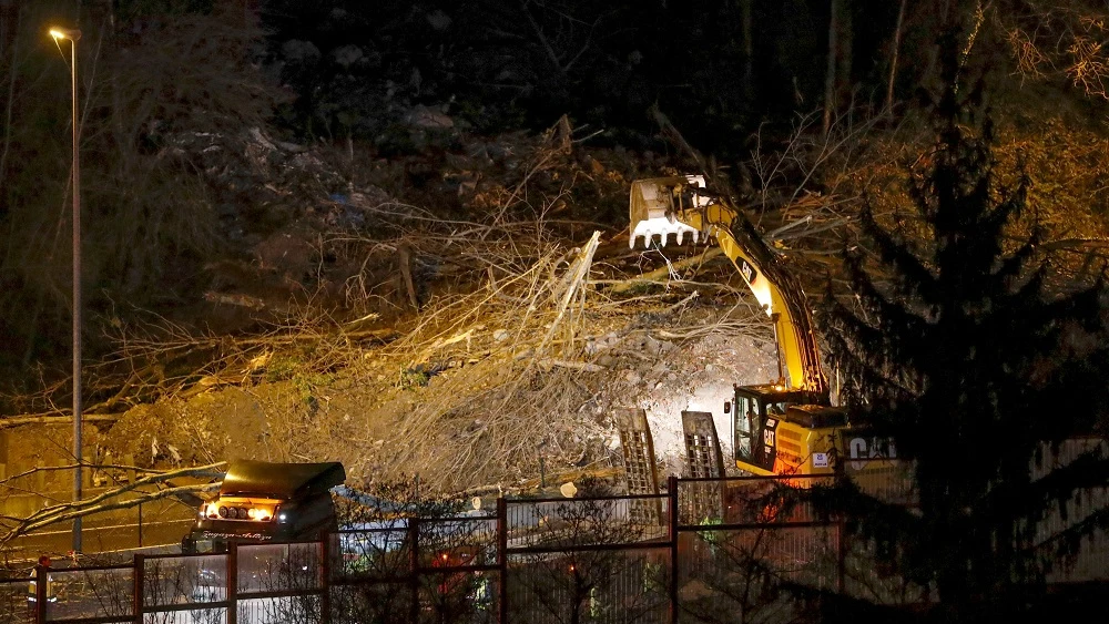 Reanudan la búsqueda de los dos operarios, mientras sigue activo el incendio