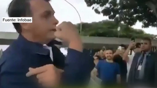 Imagen de Bolsonaro haciendo un corte de mangas Imagen de Bolsonaro haciendo un corte de mangas