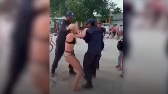 Imagen del momento de la detención de la turista en Maldivas Imagen del momento de la detención de la turista en Maldivas