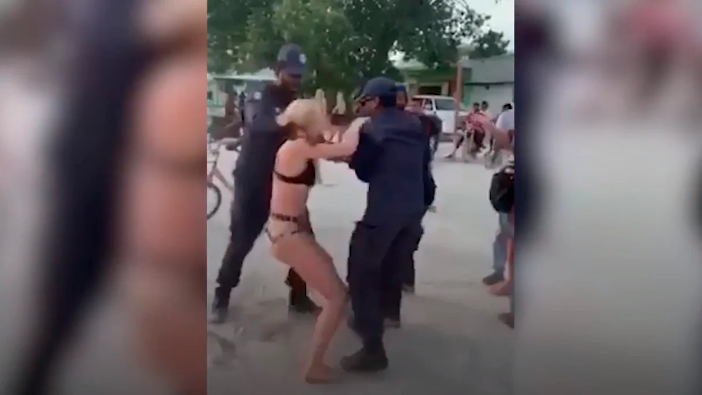 Imagen del momento de la detención de la turista en Maldivas Imagen del momento de la detención de la turista en Maldivas
