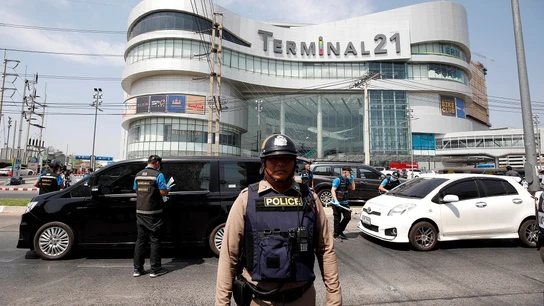 Imagen de un policía frente al centro comercial donde se atrincheró el soldado tailandés Imagen de un policía frente al centro comercial donde se atrincheró el soldado tailandés