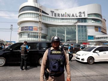 Imagen de un policía frente al centro comercial donde se atrincheró el soldado tailandés Imagen de un policía frente al centro comercial donde se atrincheró el soldado tailandés