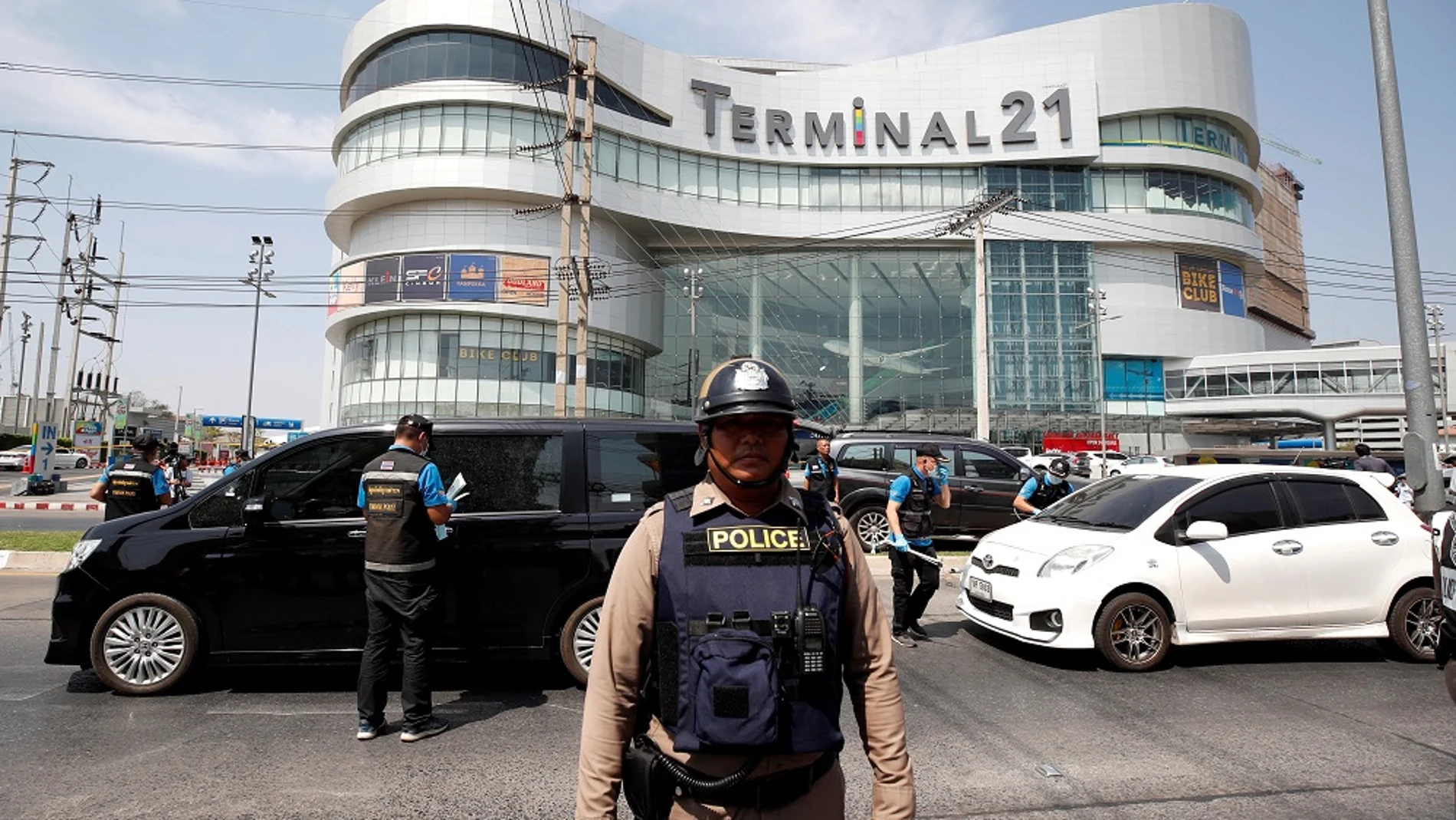 Imagen de un policía frente al centro comercial donde se atrincheró el soldado tailandés
