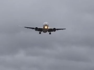 Avión aterrizando en Heathrow Avión aterrizando en Heathrow
