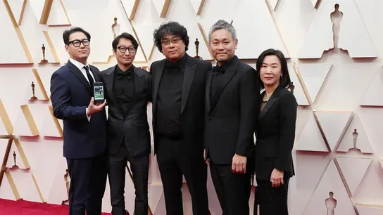 El equipo de 'Parásitos' posa en la alfombra roja El equipo de 'Parásitos' posa en la alfombra roja