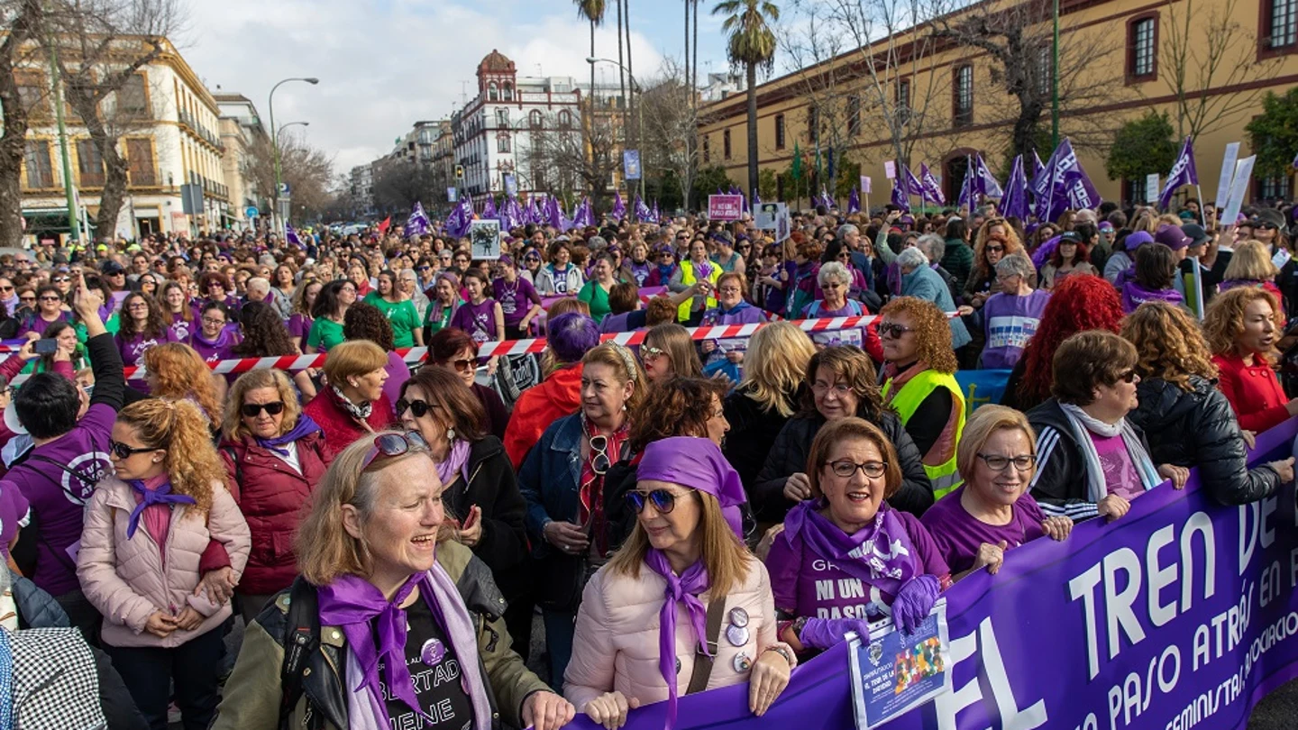 Imagen de las mujeres que han protestado en Sevilla contra los recortes en igualdad en Andalucía Imagen de las mujeres que han protestado en Sevilla contra los recortes en igualdad en Andalucía