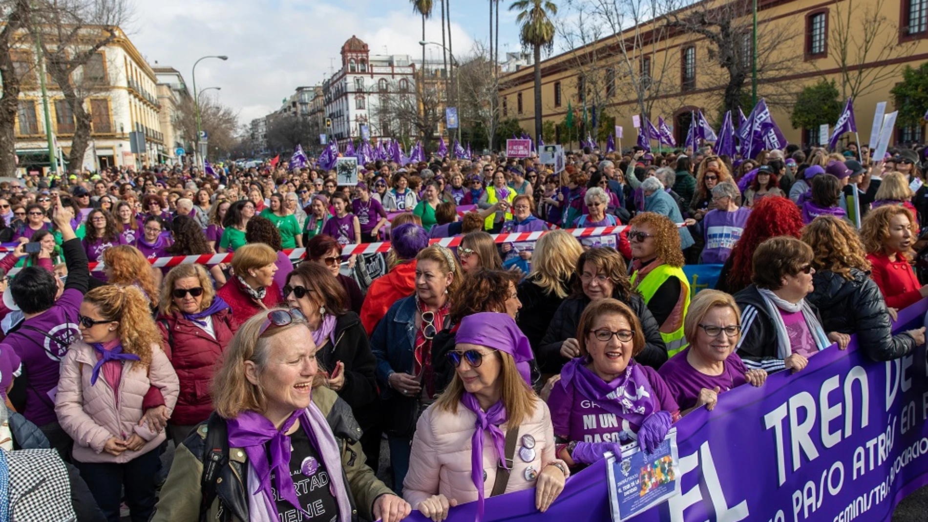 Imagen de las mujeres que han protestado en Sevilla contra los recortes en igualdad en Andalucía