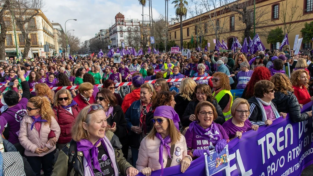 Imagen de las mujeres que han protestado en Sevilla contra los recortes en igualdad en Andalucía