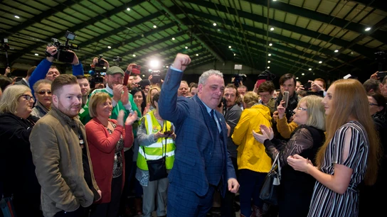 El candidato Sinn Fein Aengus O Snodaigh junto a sus compañeros de formación en Dublín, Irlanda El candidato Sinn Fein Aengus O Snodaigh junto a sus compañeros de formación en Dublín, Irlanda