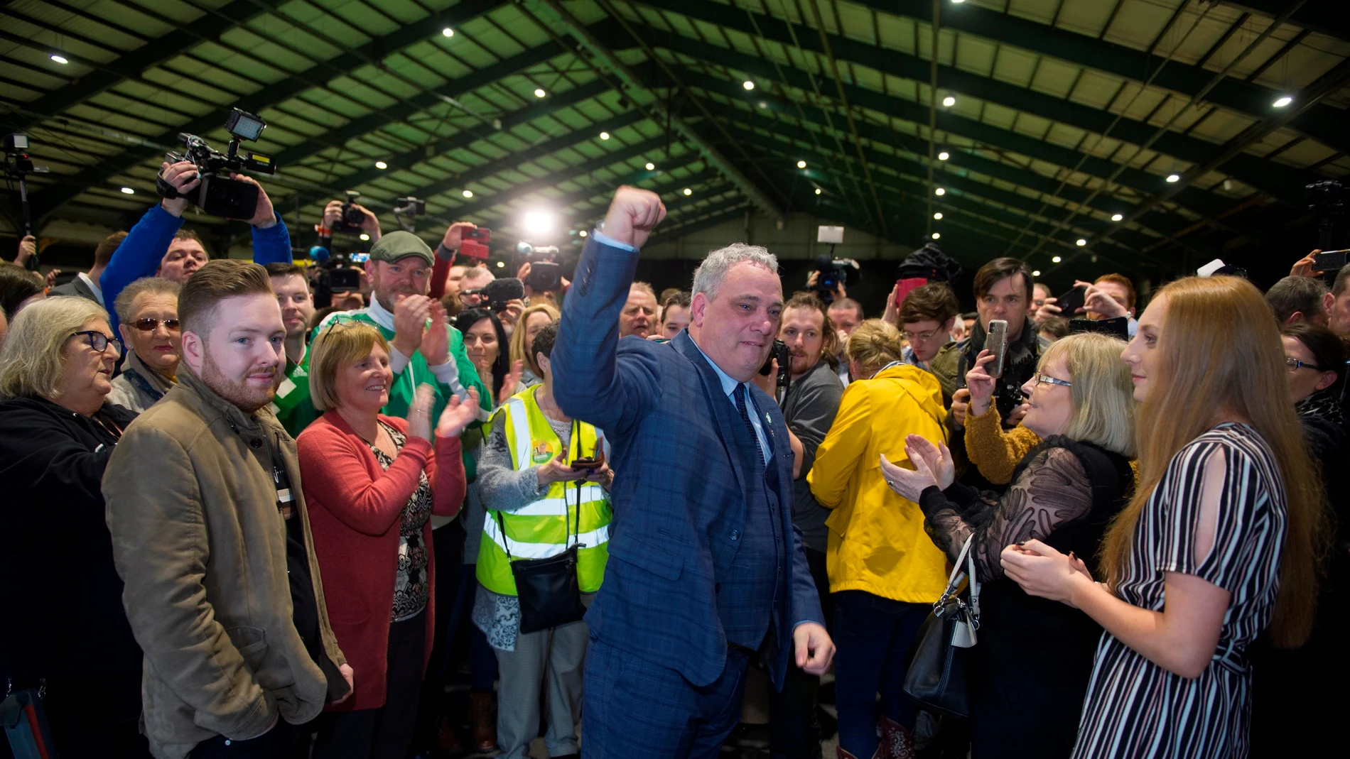 El candidato Sinn Fein Aengus O Snodaigh junto a sus compañeros de formación en Dublín, Irlanda