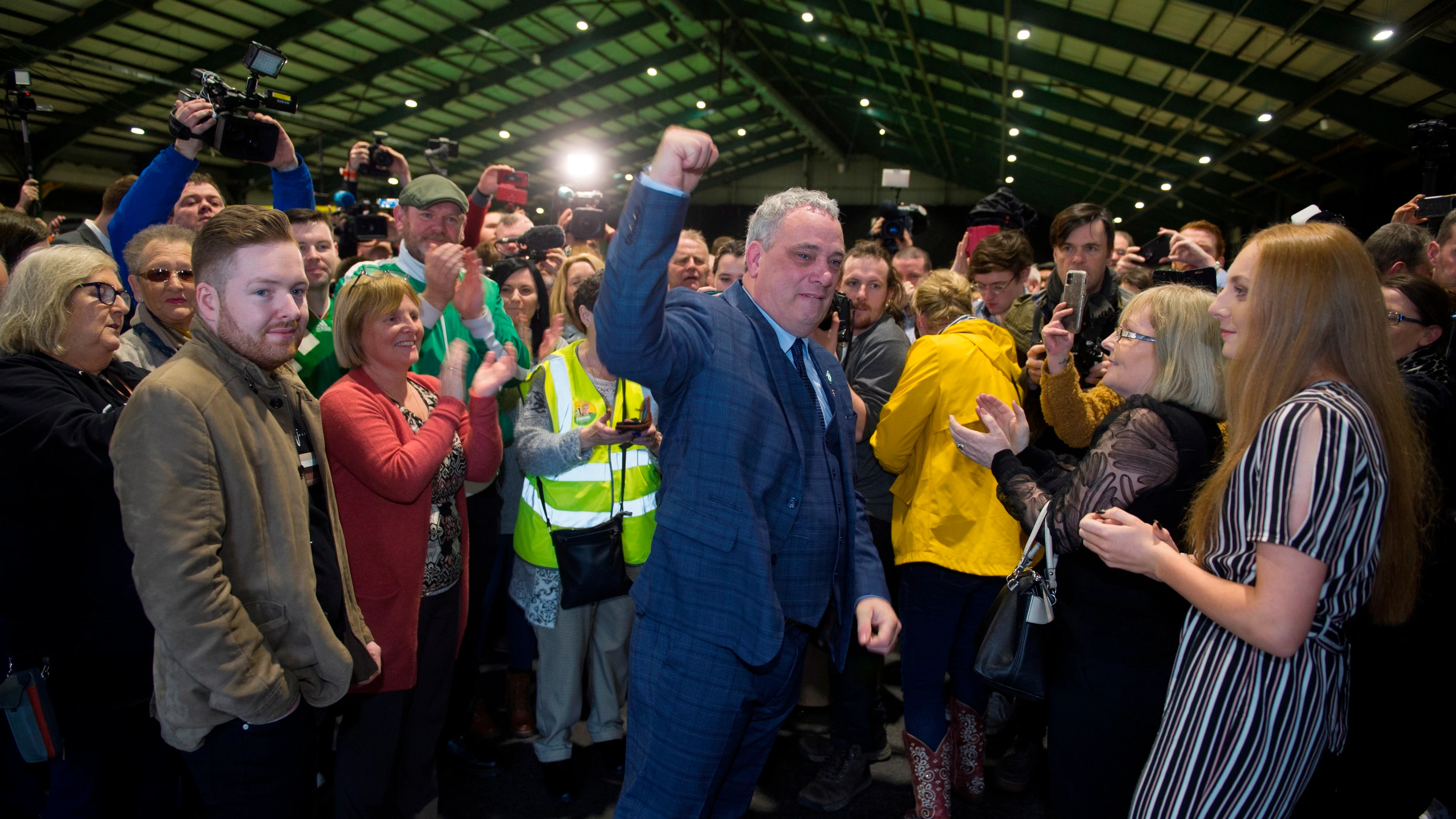 El candidato Sinn Fein Aengus O Snodaigh junto a sus compañeros de formación en Dublín, Irlanda