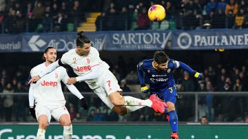 Cristiano Ronaldo, rematando de forma acrobática.