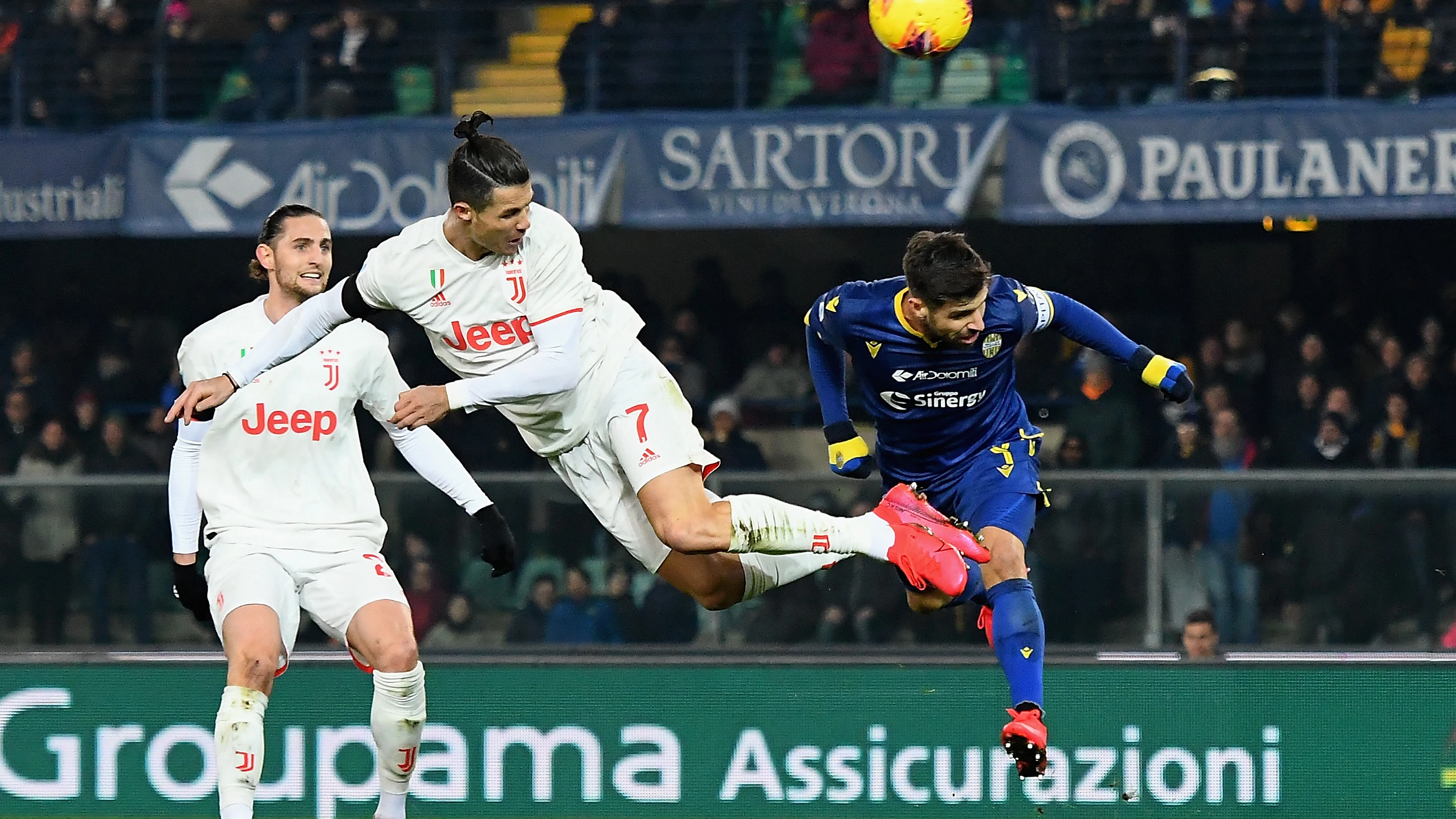 Cristiano Ronaldo, rematando de forma acrobática.