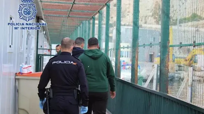 Los detenidos por patronear una patera desde la costa argelina