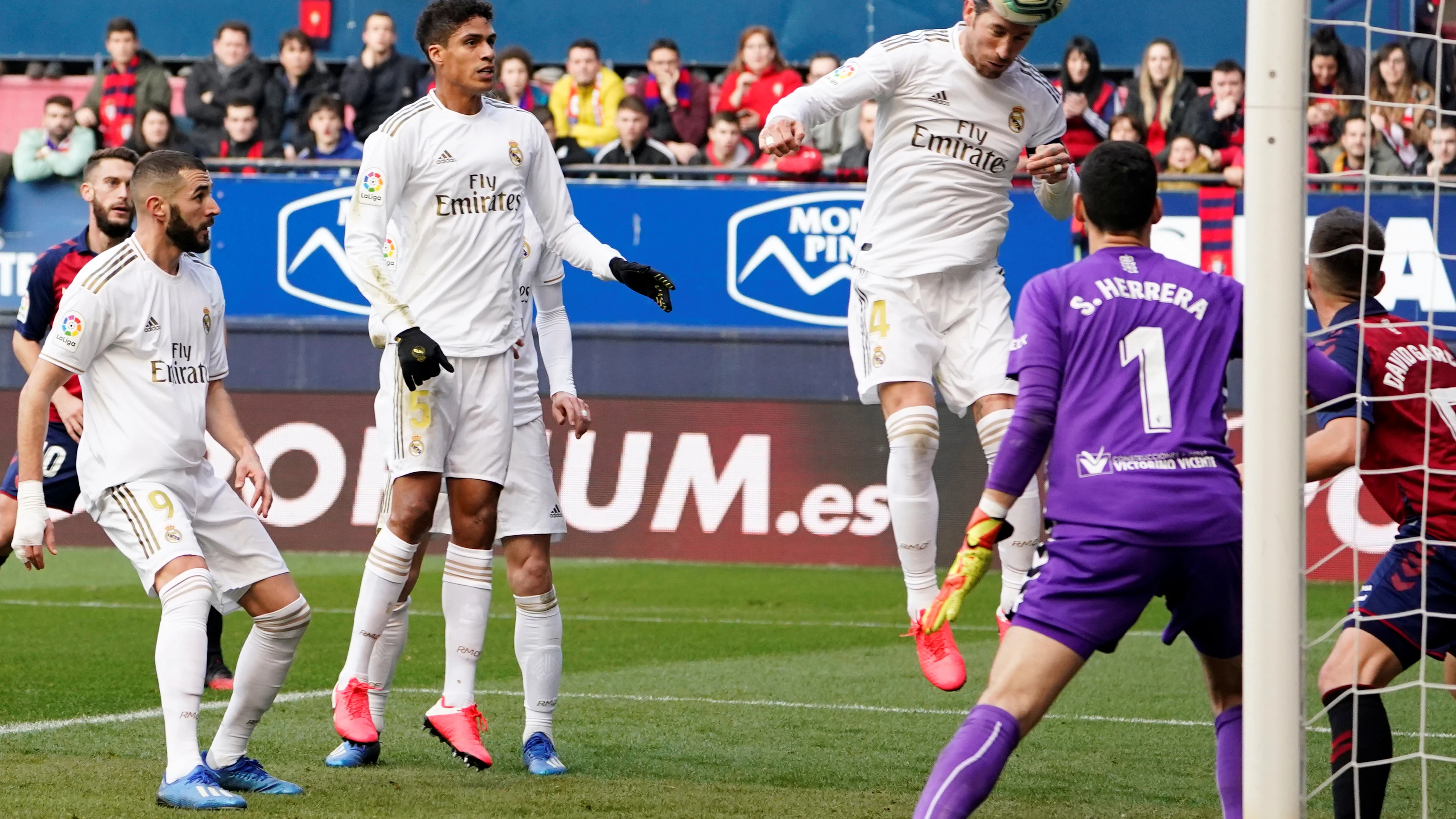 Sergio Ramos remata al fondo de la red.