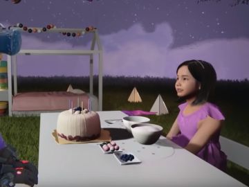 Imagen de la madre manteniendo una conversación con su hija gracias a la realidad virtual. Imagen de la madre manteniendo una conversación con su hija gracias a la realidad virtual.