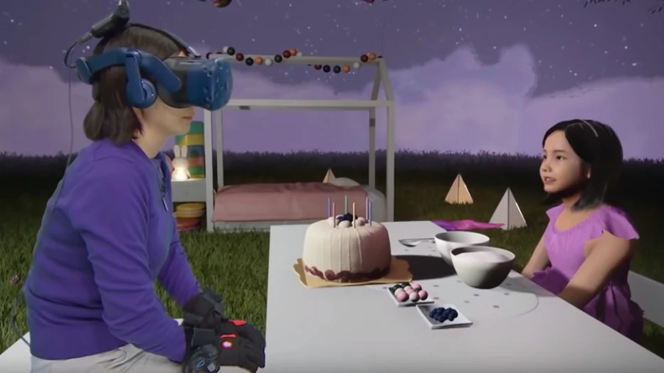 Imagen de la madre manteniendo una conversación con su hija gracias a la realidad virtual.