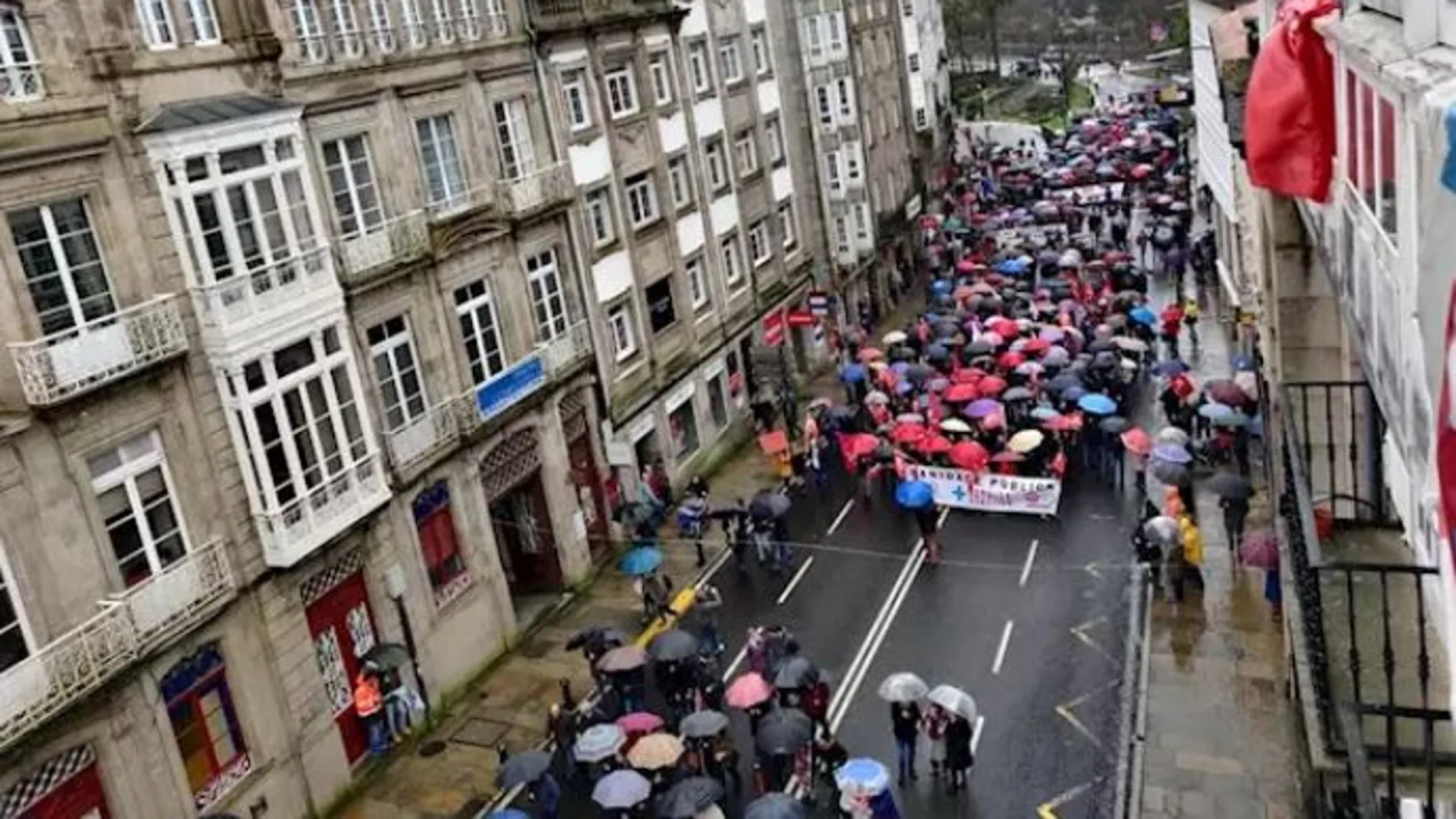 Manifestación convocada por SOS Sanidade Pública en Santiago de Compostela.