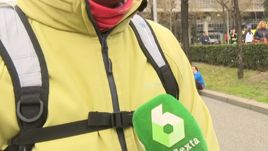 Imagen de un hombre que tuvo que hacerse cargo de sus sobrinos después de que asesinaran a su hermana