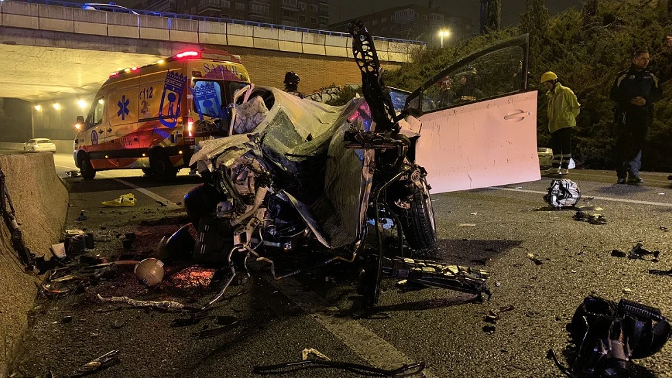 Imagen del vehículo de la mujer que ha fallecido en un accidente de tráfico en Madrid