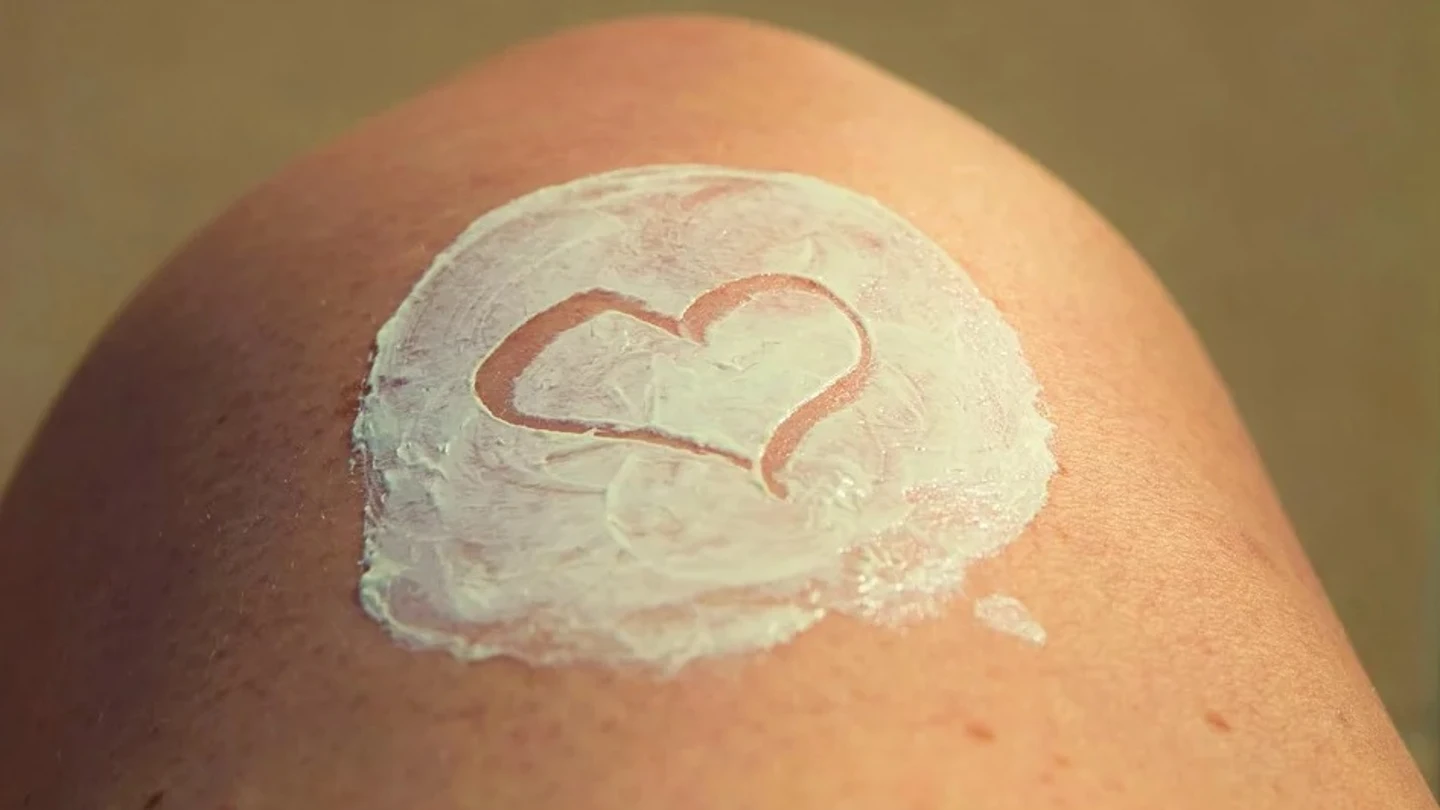 Imagen de un corazón dibujado sobre crema Imagen de un corazón dibujado sobre crema