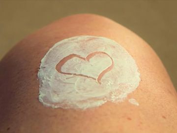 Imagen de un corazón dibujado sobre crema Imagen de un corazón dibujado sobre crema
