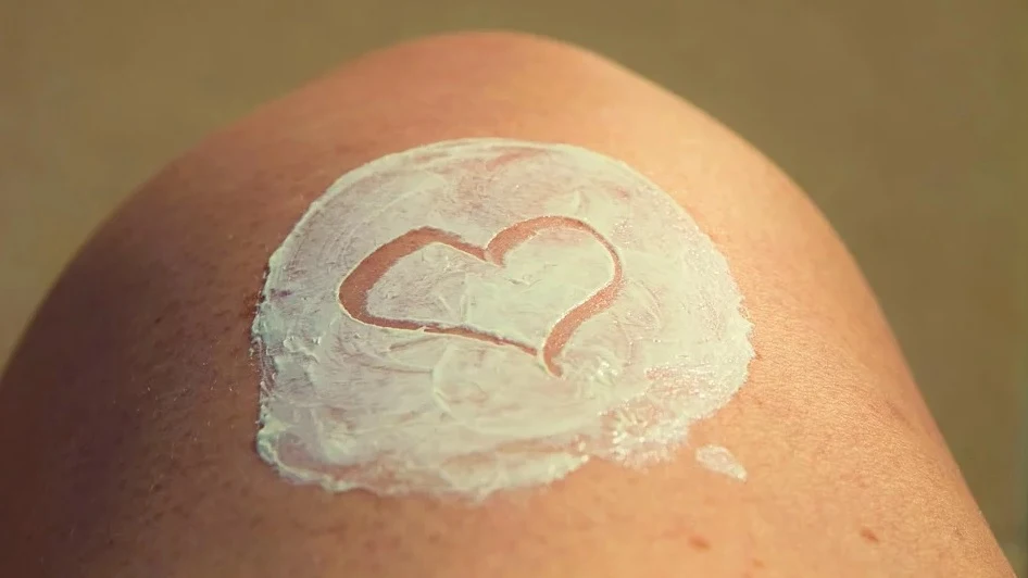 Imagen de un corazón dibujado sobre crema