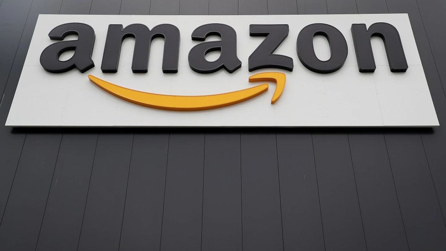 Vista del logotipo de la multinacional estadounidense del comercio electrónico Amazon Vista del logotipo de la multinacional estadounidense del comercio electrónico Amazon