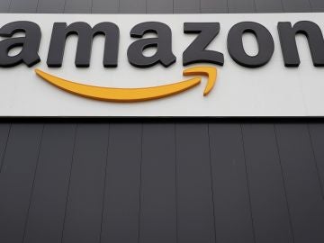 Vista del logotipo de la multinacional estadounidense del comercio electrónico Amazon Vista del logotipo de la multinacional estadounidense del comercio electrónico Amazon