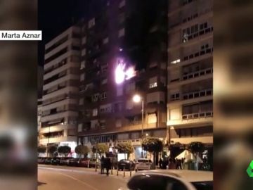 Imagen de las llamas del incendio en una vivienda de Alzira, Valencia Imagen de las llamas del incendio en una vivienda de Alzira, Valencia