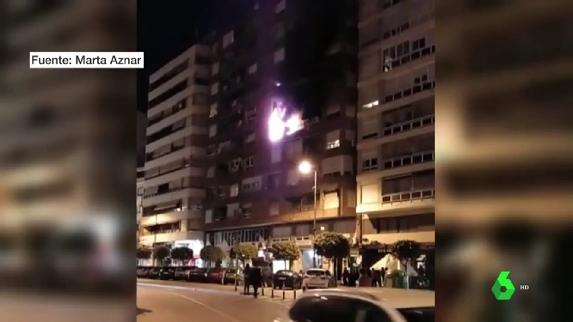 Imagen de las llamas del incendio en una vivienda de Alzira, Valencia
