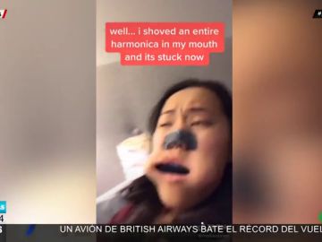 Una 'tiktoker' se hace viral por meterse una armónica en la boca y no conseguir sacarla Una 'tiktoker' se hace viral por meterse una armónica en la boca y no conseguir sacarla