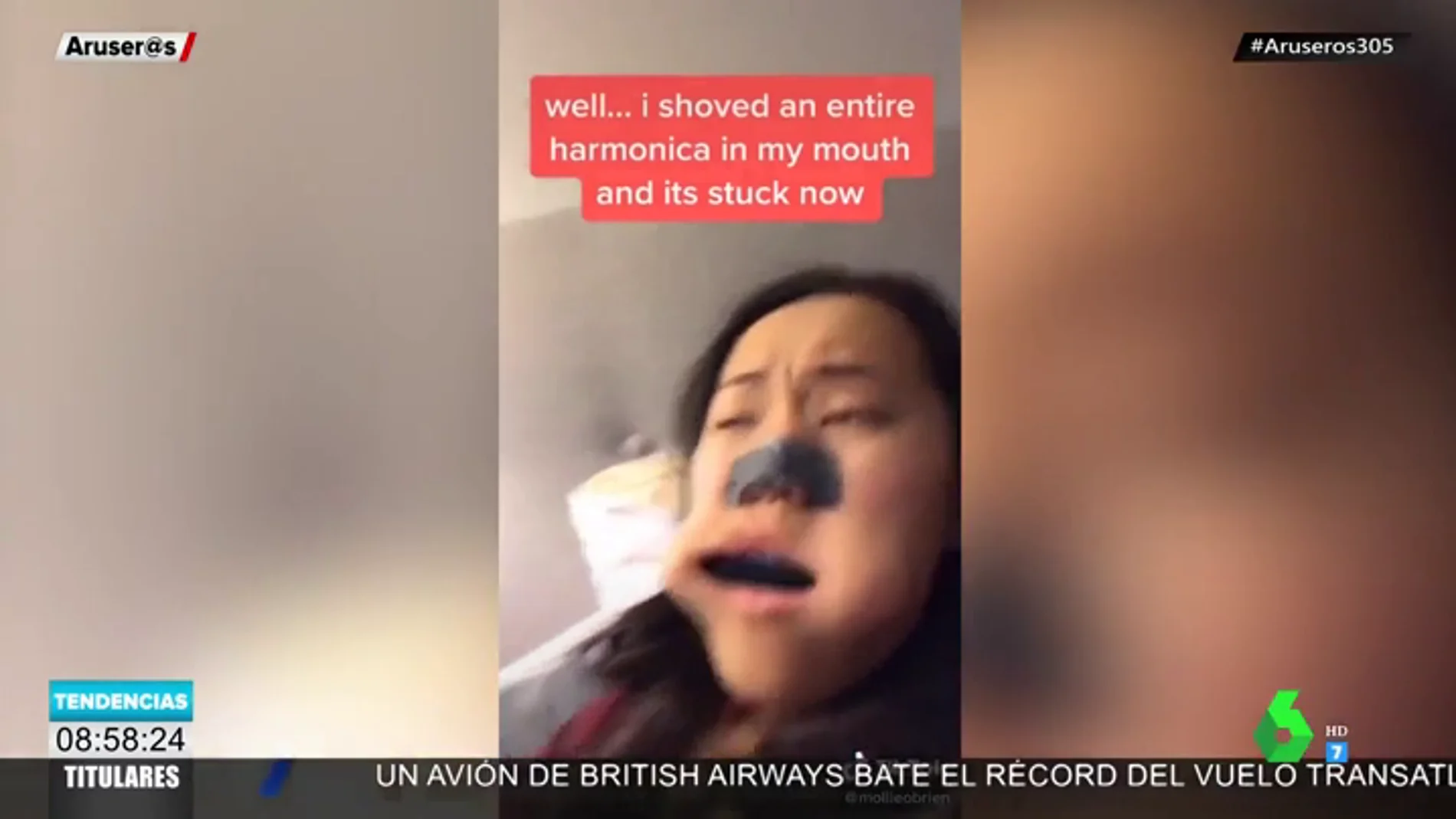 Una 'tiktoker' se hace viral por meterse una armónica en la boca y no conseguir sacarla