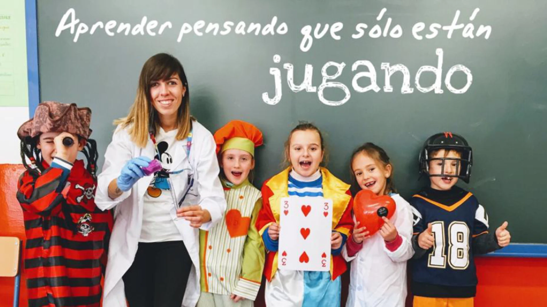 Lourdes Jiménez con algunos de los niños y niñas de su clase