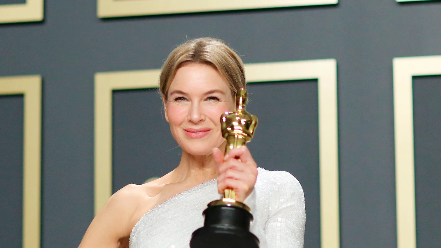 La actriz Renée Zellweger posa con su premio Oscar La actriz Renée Zellweger posa con su premio Oscar