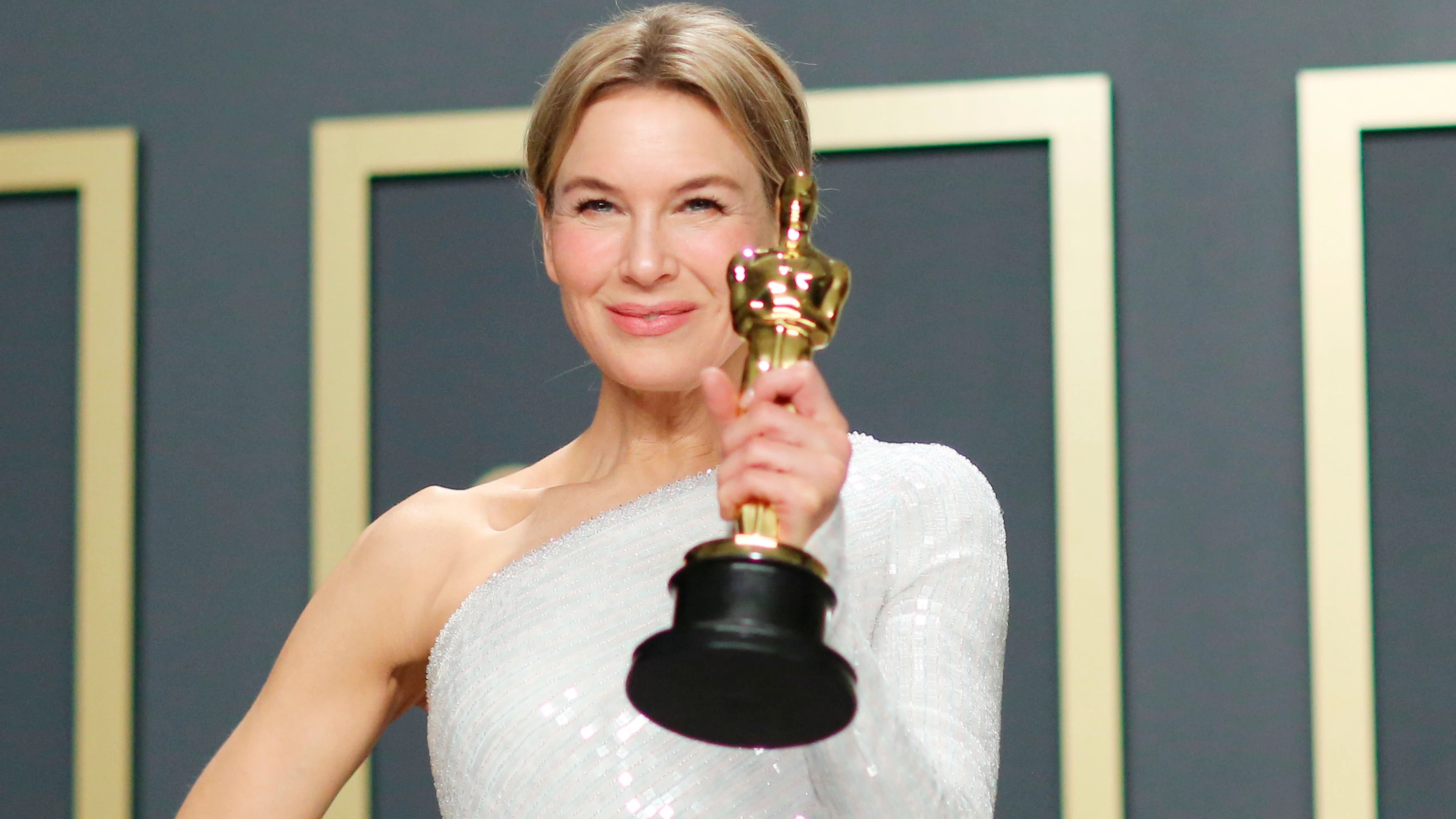 La actriz Renée Zellweger posa con su premio Oscar