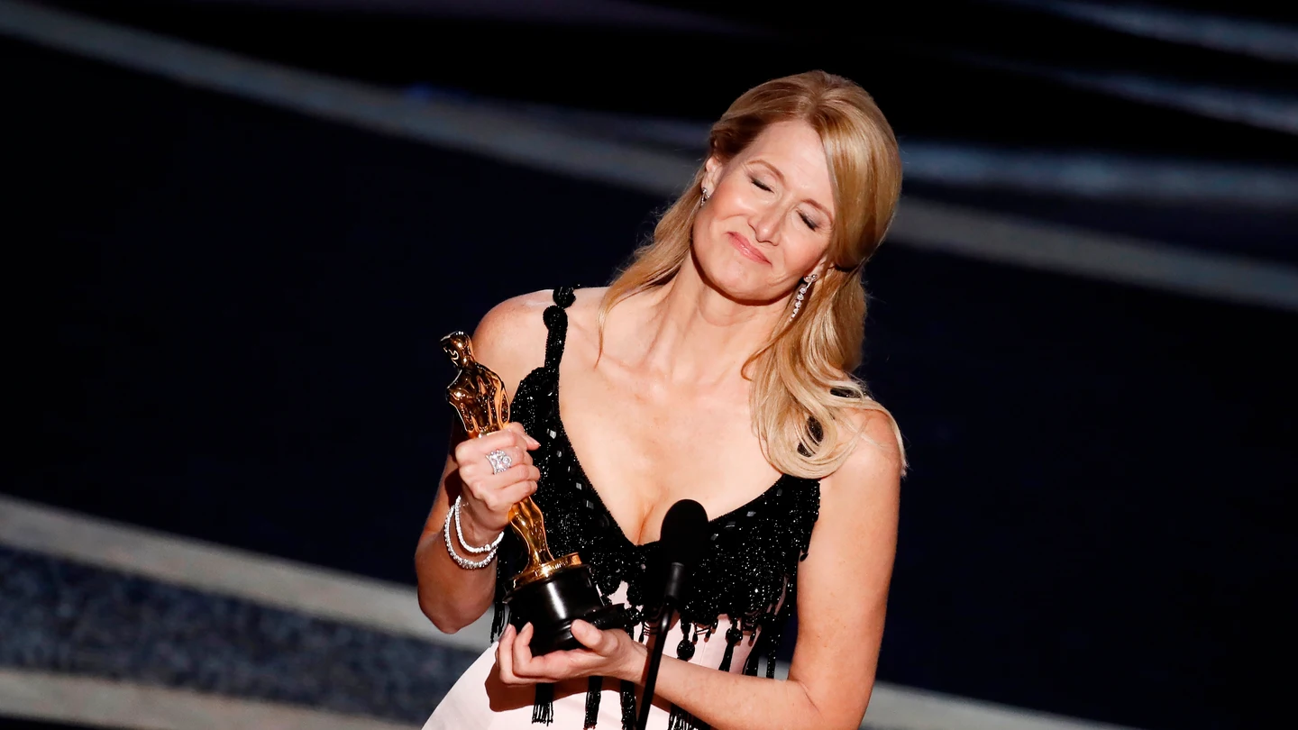 Laura Dern recoge emocionada el Oscar a Mejor Actriz secundaria Laura Dern recoge emocionada el Oscar a Mejor Actriz secundaria