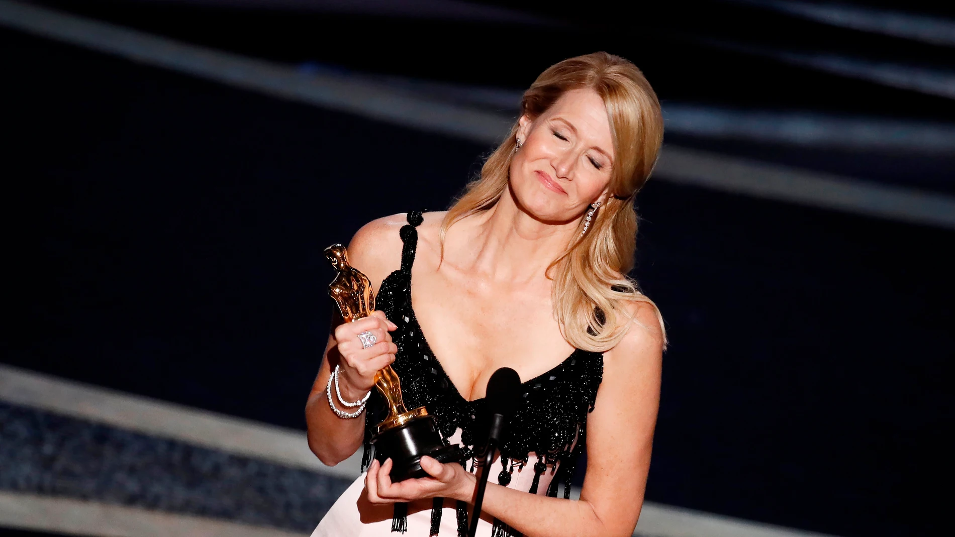 Laura Dern recoge emocionada el Oscar a Mejor Actriz secundaria