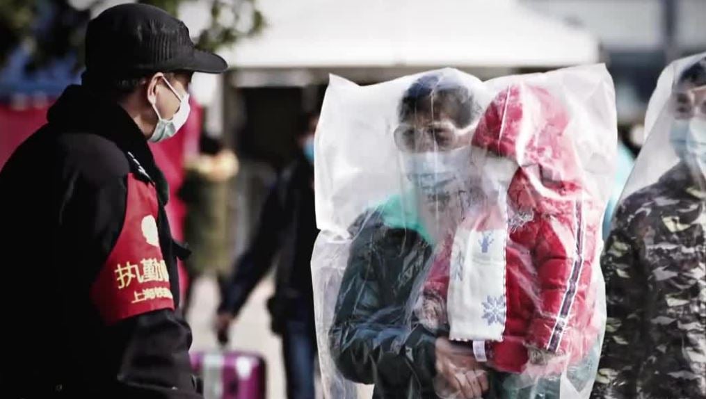 Familias se cubren con plásticos ante la psicosis por el coronavirus