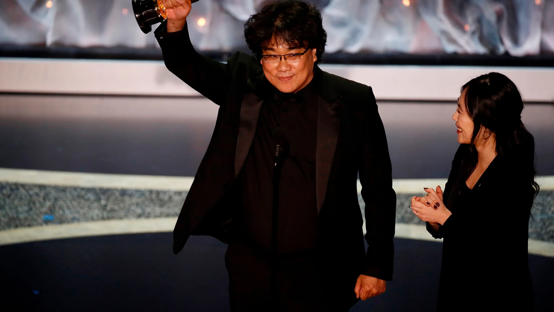 El cineasta coreano Bong Joon-ho en los Oscar 2020